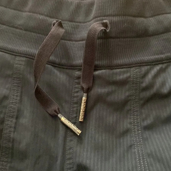 Lululemon sz 6 Studio Crop Coal (black) for yoga excellent pre owned condition - Picture 6 of 14